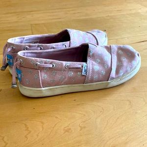 𝅺TOMS slip on shoes size Y1